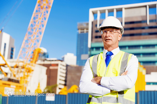 城市脊梁 建筑工地上穿安全背心的建設(shè)者