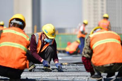 蘭州 重點(diǎn)工程施工忙 堅(jiān)守崗位過“五一” 建設(shè)工程施工現(xiàn)場(chǎng)紀(jì)實(shí)